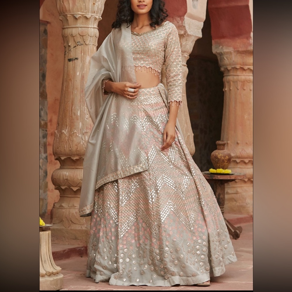BASANTI - KAPDE AUR KOFFEE Ivory Embroidered Organza Lehenga Size Large 38
